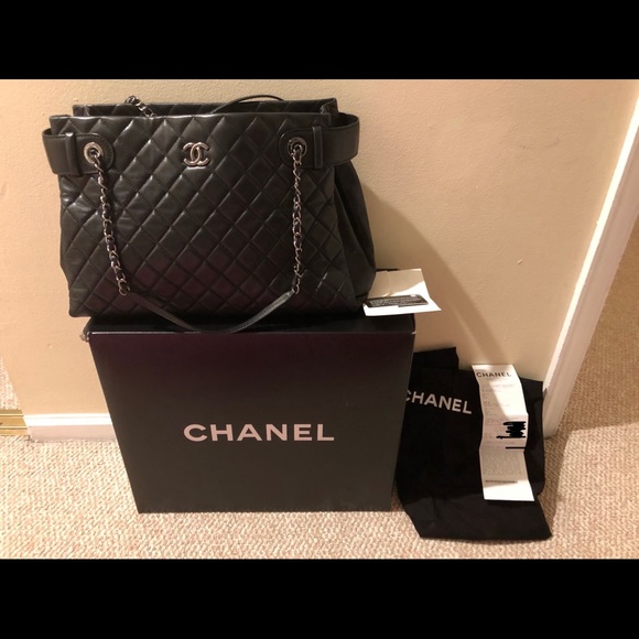 chanel black quilted purse